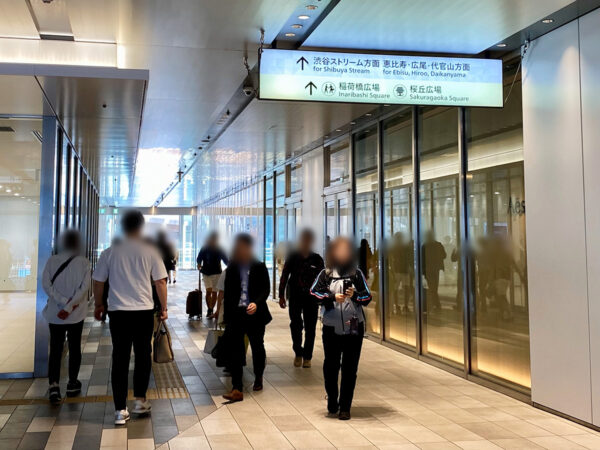 ⑤「渋谷ストリーム方面」の案内板のある通路を通り、外に出ます。